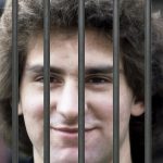 Айке Имел зад решетките